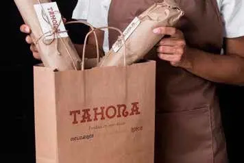 Bolsas de papel con el logo de Tahona
